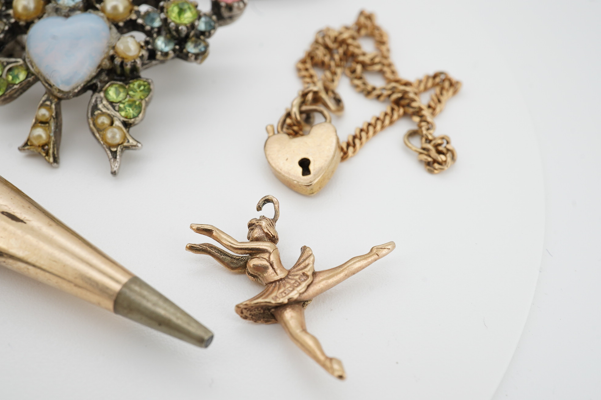 Minor jewellery including a 9ct cross pendant, a 9ct gold bracelet, a modern 9ct gold mounted cameo shell pendant brooch, two 9ct charms and three other items. Condition - fair